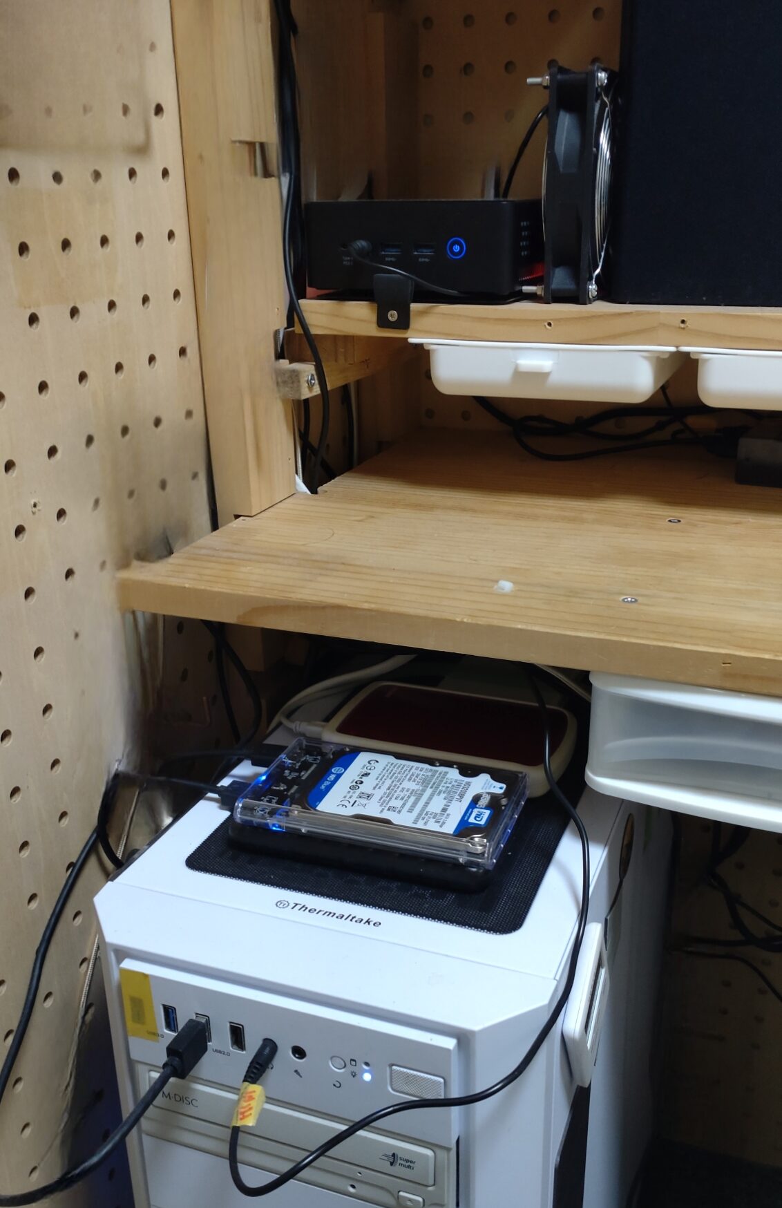 2台のPCをKVM切り替え機で運用している作業環境