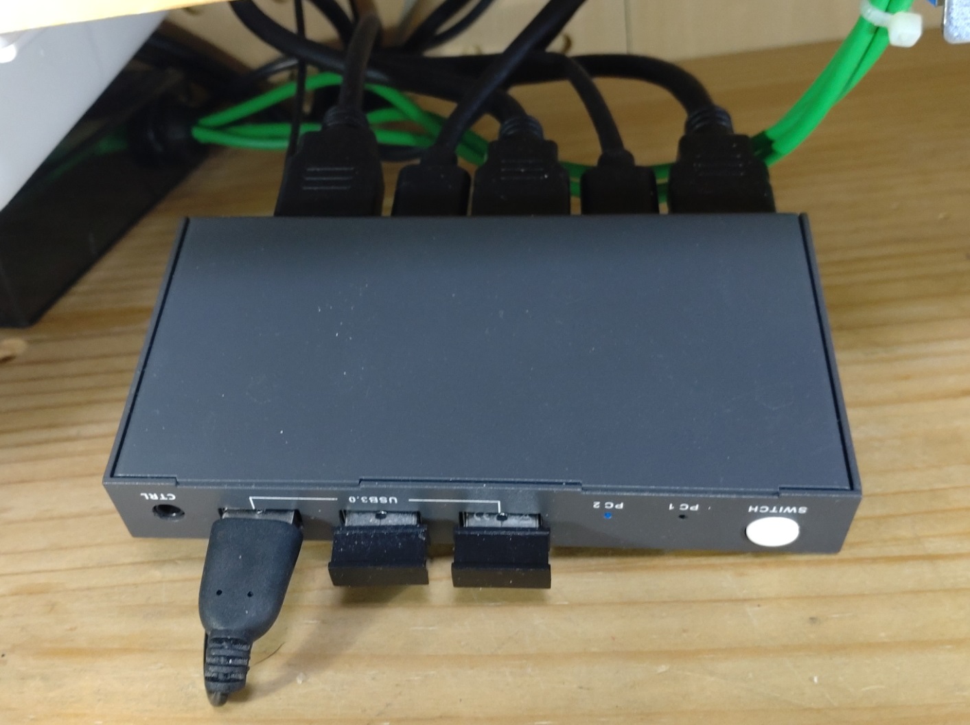 2台のPCを切り替えるためのKVM切り替え機本体